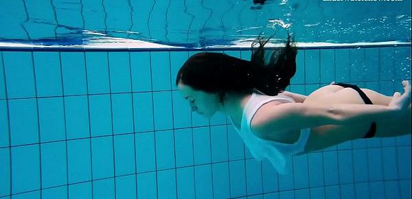  Alla Birtakik shows hot pussy underwater